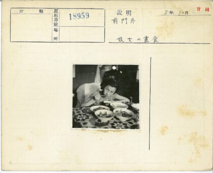 妇女聚餐桌布图案丰盛菜肴.jpg