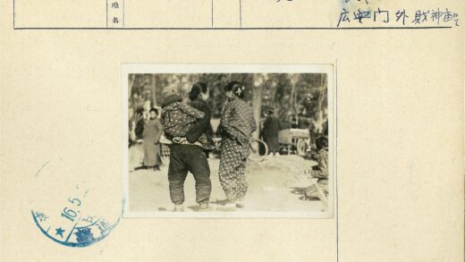 妇女背孩子与手推车.jpg