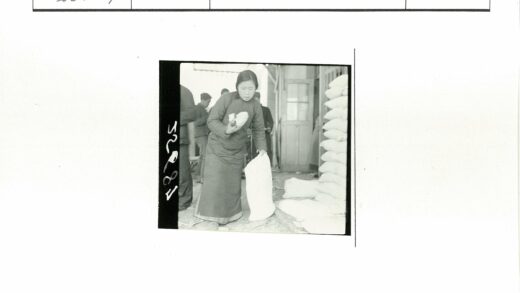 妇女背谷物与麻袋堆.jpg