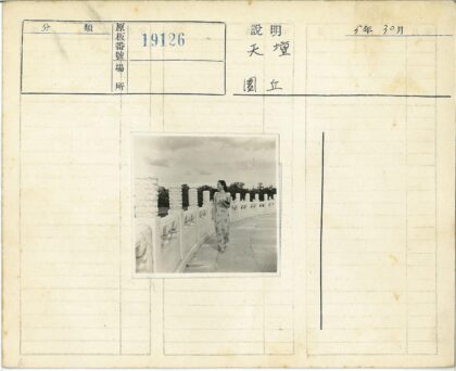 妇女行走在雕刻石桥上.jpg