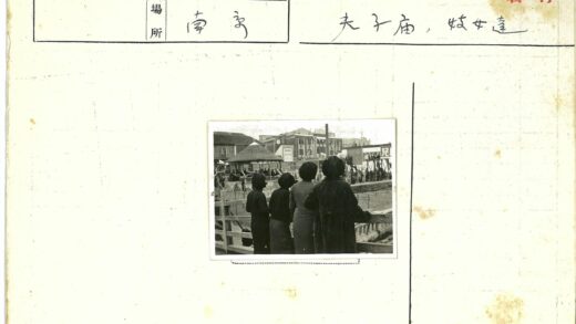 妇女观景木栅栏旁建筑.jpg