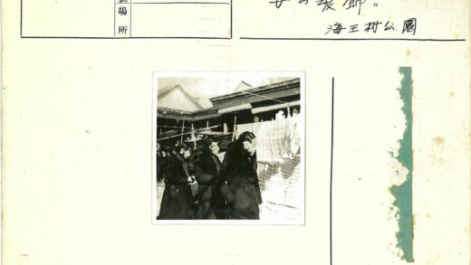 妇女走过挂满布料的晾衣绳.jpg