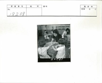 妇女辅导孩子手工活动.jpg
