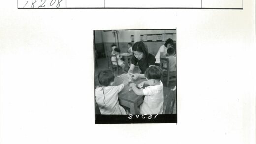 妇女辅导孩子手工活动.jpg