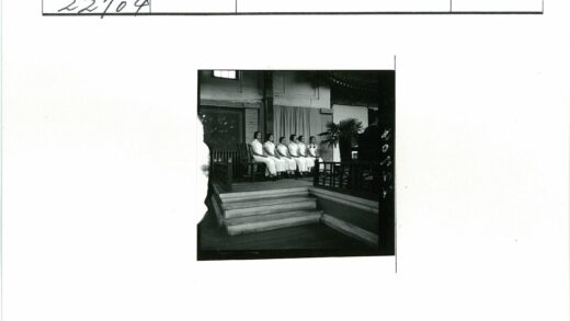妇女集会室内舞台合影.jpg