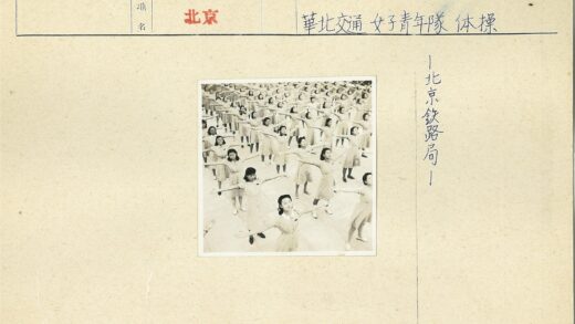 妇女集体户外伸展运动.jpg