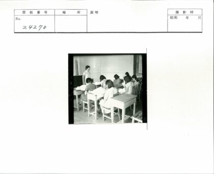 妇女集体缝纫教学场景.jpg