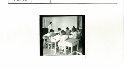 妇女集体缝纫教学场景.jpg