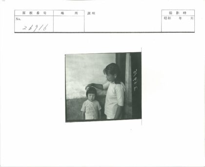 姐妹温情室内合影.jpg