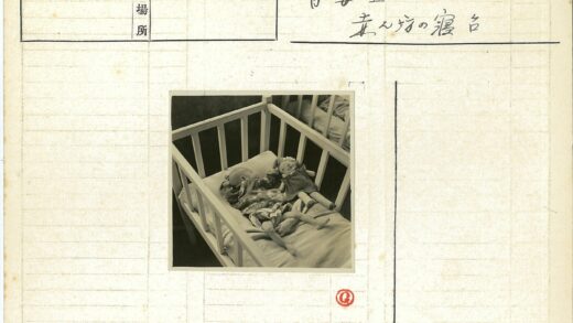 婴儿与洋娃娃温馨时刻.jpg