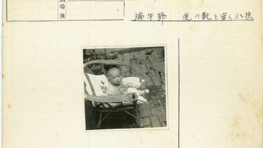 婴儿坐柳条椅花园景.jpg