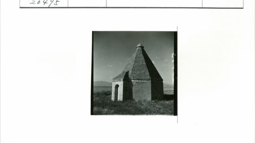 孤石圆锥顶建筑田野远山.jpg