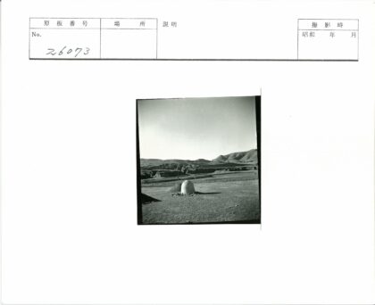 孤石建筑梯田远山景色.jpg