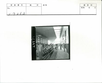 学员专注听课的室内培训场景.jpg