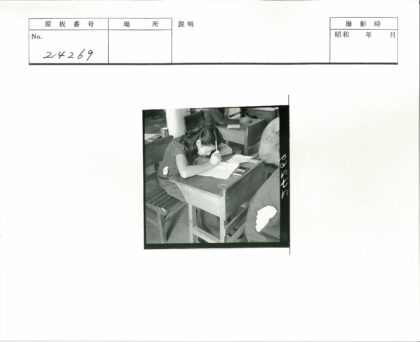 学生专心写作教室木桌.jpg