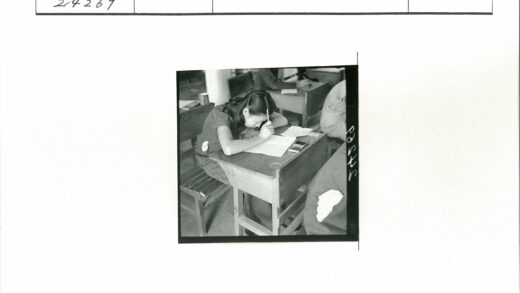 学生专心写作教室木桌.jpg