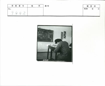 学生专注写作的艺术教室.jpg