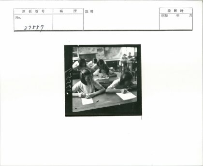 学生专注写字课堂场景.jpg