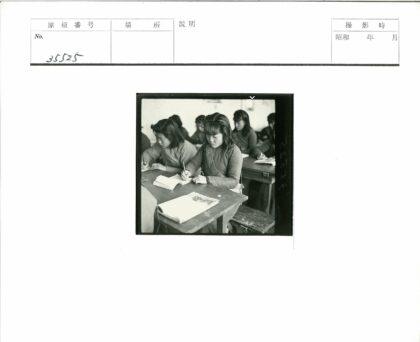 学生专注写笔记教室场景.jpg