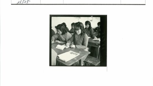 学生专注写笔记教室场景.jpg