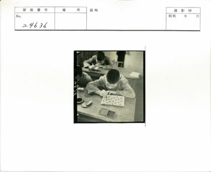 学生专注创作绘画与写作.jpg