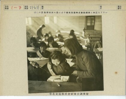 学生专注刺绣课堂阳光照.jpg
