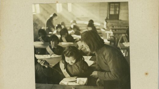 学生专注刺绣课堂阳光照.jpg