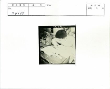 学生专注学习木桌笔记场景.jpg