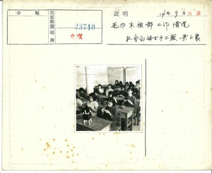 学生专注编织手工课.jpg