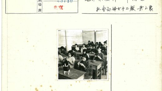 学生专注编织手工课.jpg