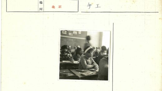 学生专注课堂学习.jpg