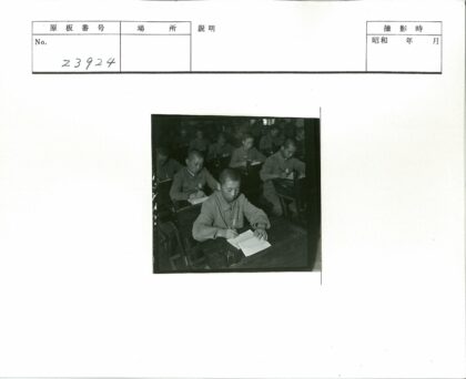 学生专注课堂笔记学习.jpg