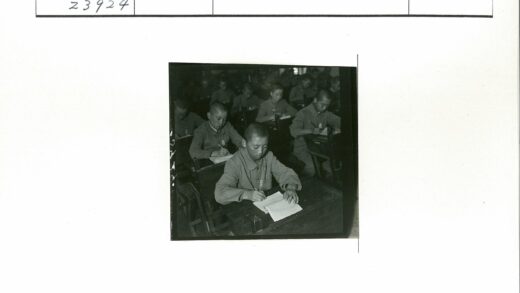 学生专注课堂笔记学习.jpg