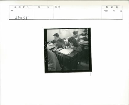 学生专注阅读写作课堂瞬间.jpg