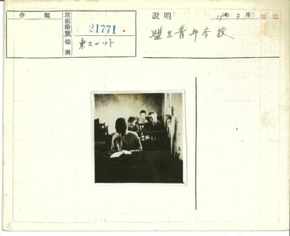 学生专注阅读课堂瞬间.jpg