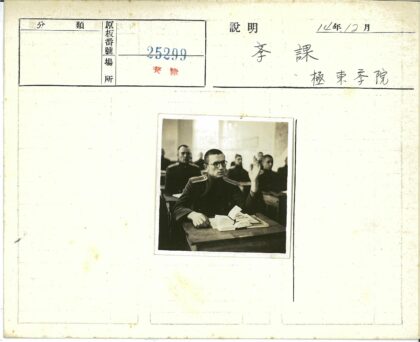 学生举手提问课堂瞬间.jpg