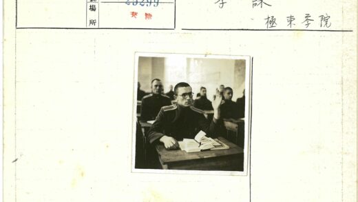 学生举手提问课堂瞬间.jpg