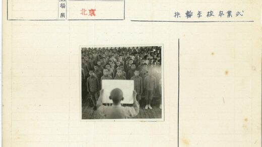 学生列队面对白板.jpg