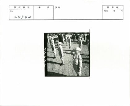 学生制服户外列队行礼.jpg