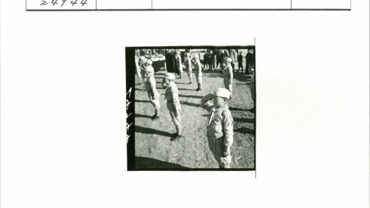 学生制服户外列队行礼.jpg