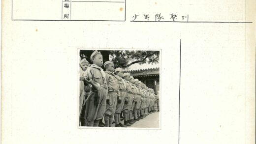 学生制服户外集体照传统建筑背景.jpg