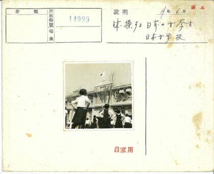 学生制服站在建筑前合影.jpg
