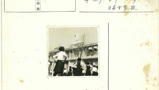 学生制服站在建筑前合影.jpg