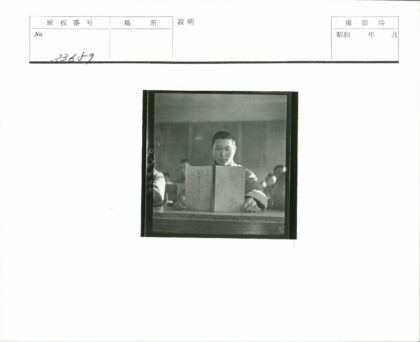 学生在教室看书学习.jpg