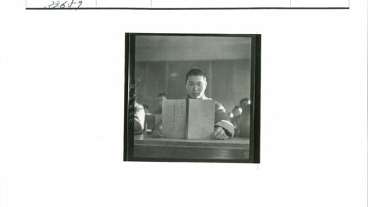 学生在教室看书学习.jpg