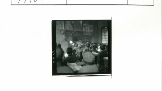 学生在教室看老师板书.jpg