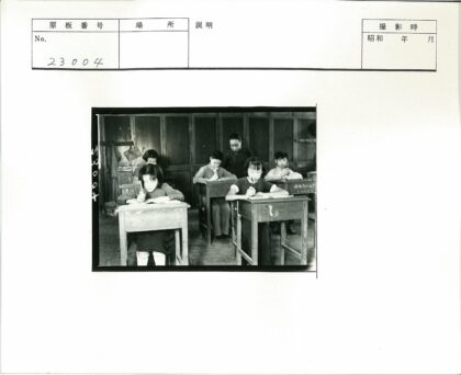 学生在教室认真写作老师指导.jpg