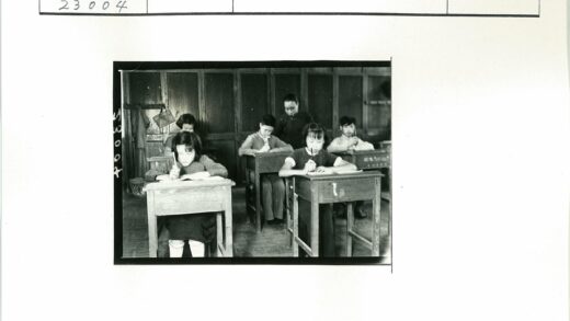 学生在教室认真写作老师指导.jpg
