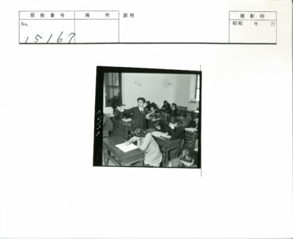 学生在教室认真听讲.jpg