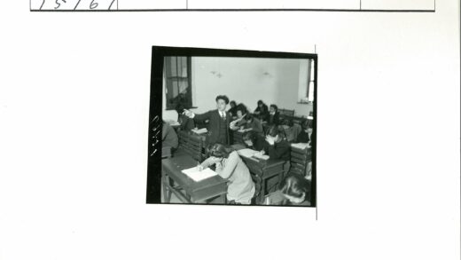 学生在教室认真听讲.jpg